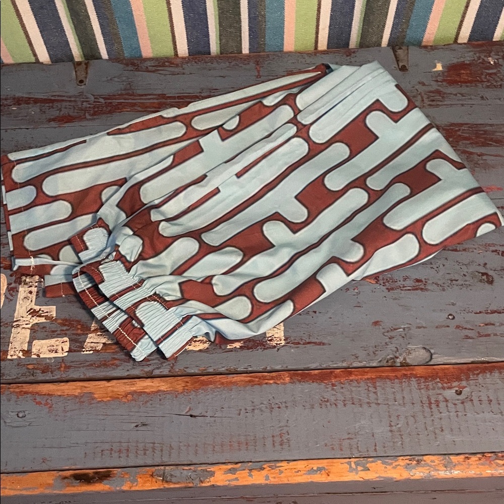 Geometric Patterned Button-Up Shirt and matching bottoms - soft , colorful - Picture 3 of 6